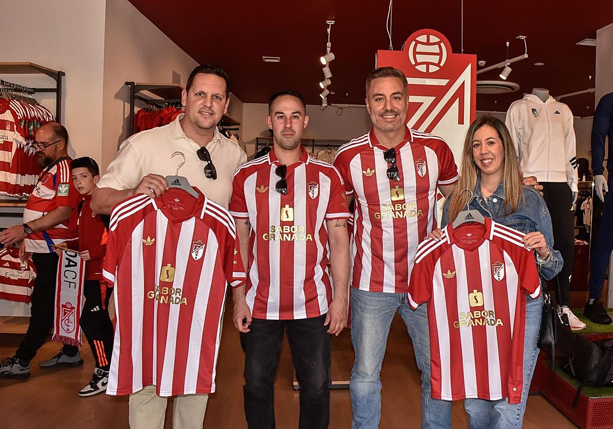 La camiseta 'retro' del Granada CF triunfa entre nostálgicos del 'Matagigantes' y coleccionistas